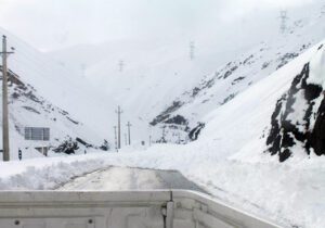 سقوط بهمن عظیم در محور جاده چالوس!