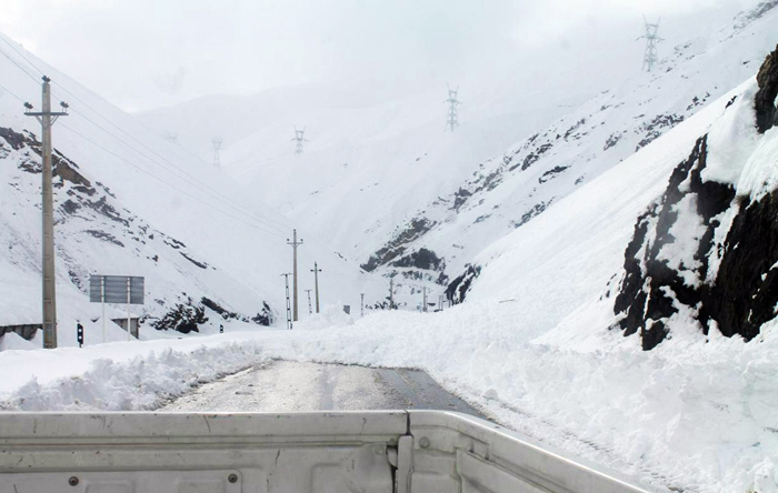 سقوط بهمن عظیم در محور جاده چالوس!