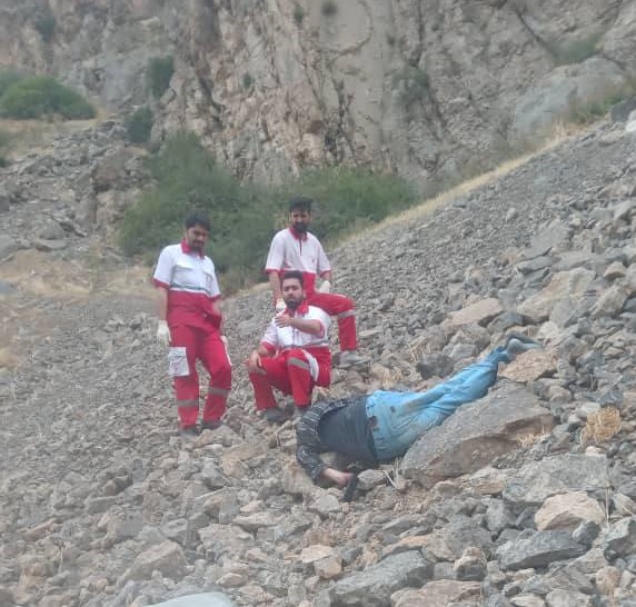 سقوط جوانی از صخره ای در جاده کرج- کندوان