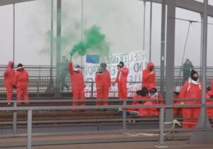 آلمانی‌ها در مخالفت با صادرات سلاح به رژیم صهیونیستی خود را زنجیر کردند