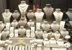 طلا و سکه چند؟/ خریداران و فروشندگان چشم انتظار ثبات