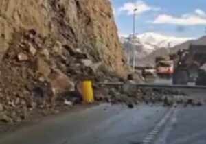 ⭕️ریزش کوه و سنگ در محور اصلی جاده کرج-کندوان