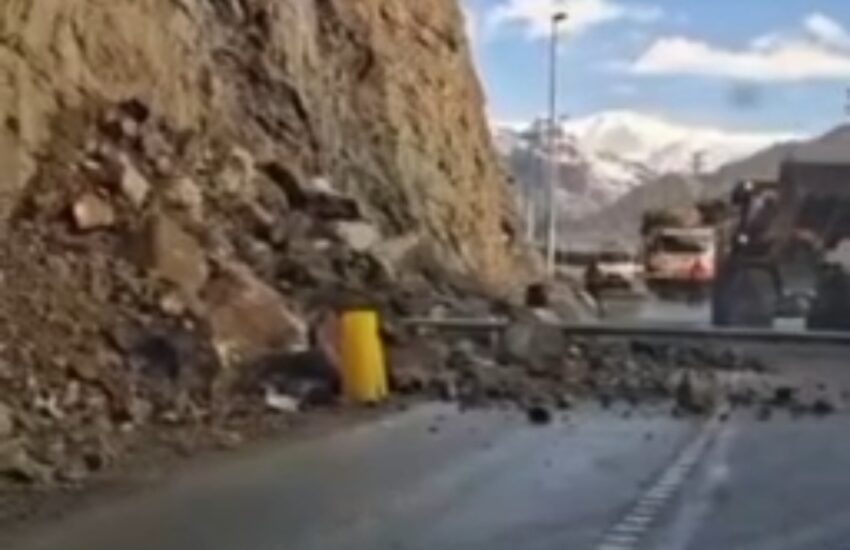 ⭕️ریزش کوه و سنگ در محور اصلی جاده کرج-کندوان