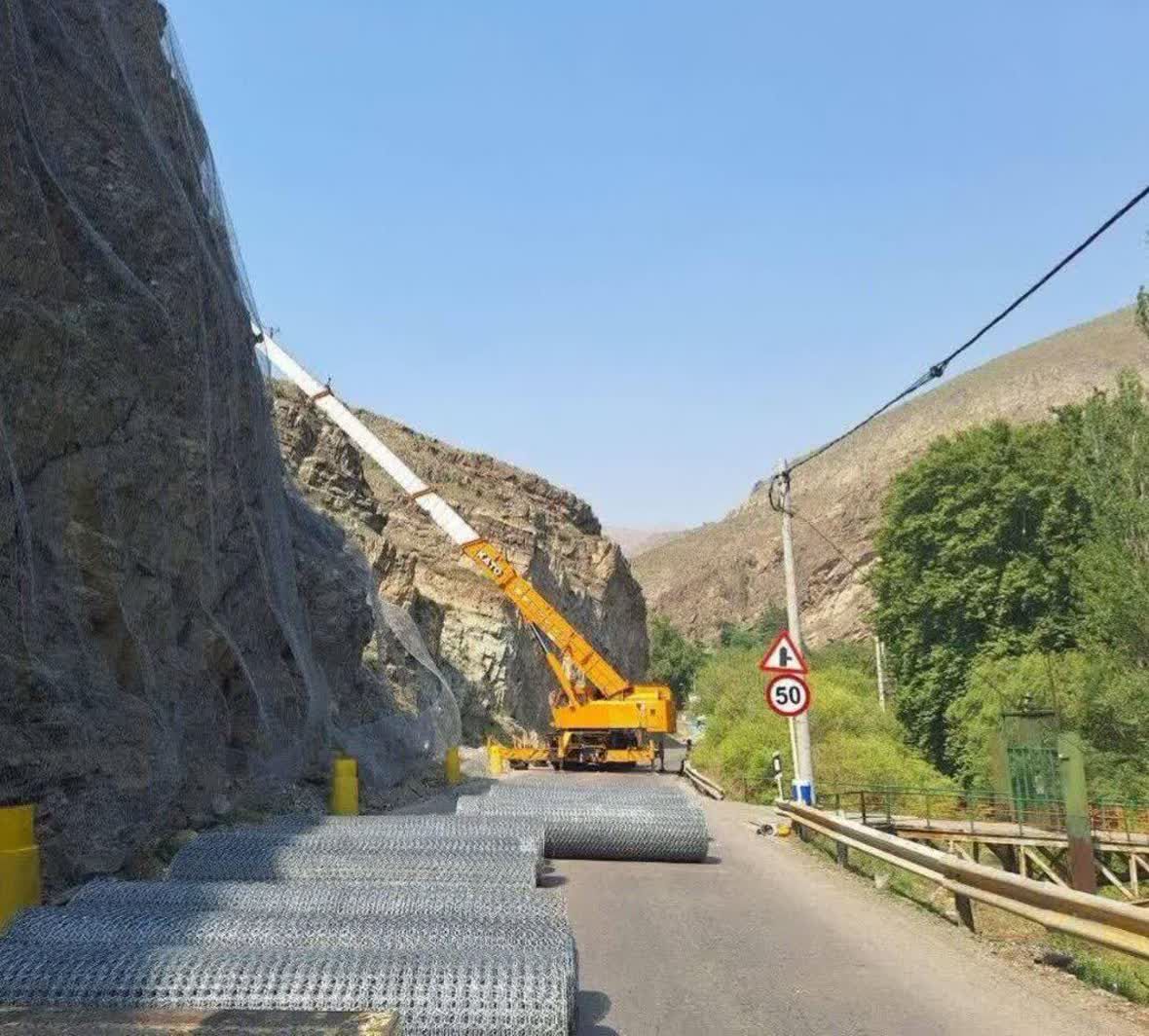 افزایش ایمنی جاده با اجرای ۴۰هزار مترمربع توری سنگ در محور کرج ـ کندوان