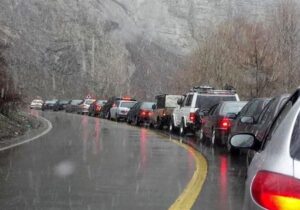 ترافیک سنگین در چالوس و هراز / بارش باران و برف در جاده های ۷ استان