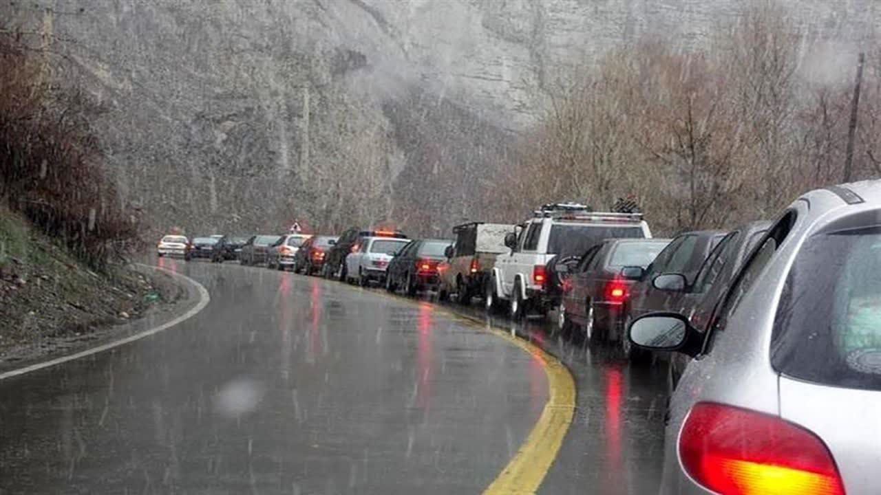 ترافیک سنگین در چالوس و هراز / بارش باران و برف در جاده های ۷ استان