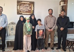 تجلیل از قهرمانان نبرد آمریکایی _صهیونی؛ دیدار فرمانده سپاه بخش آسارا با خانواده‌های شهدای «جنگ دوازده روزه»