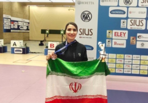 مدال برنز جهان بر گردن بانوی تپانچه ایران
