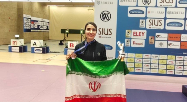 مدال برنز جهان بر گردن بانوی تپانچه ایران