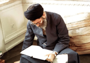 بشری خامنه‌ای و چند کودک دیگر، پای درس قرآن پدر