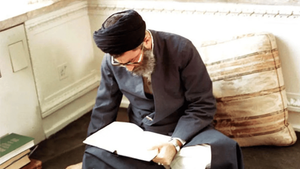 بشری خامنه‌ای و چند کودک دیگر، پای درس قرآن پدر