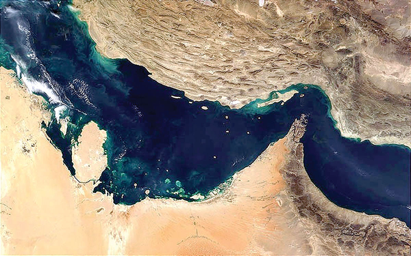 توقف تردد از تنگه هرمز به دلیل تحرکات غیرقانونی نیروهای نظامی آمریکا