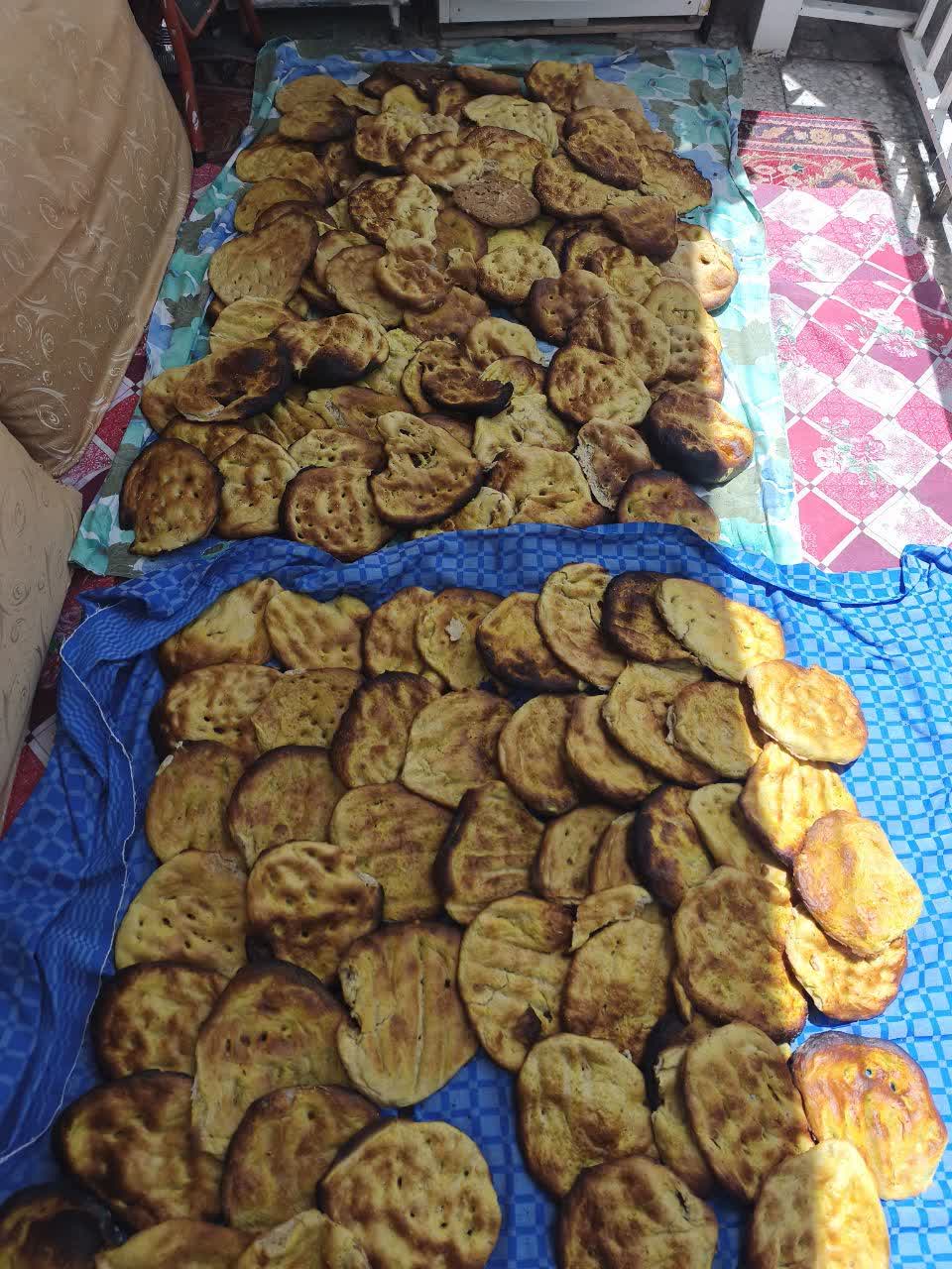 گزارش تصویری/ آماده‌سازی و پخت نان برای پذیرایی از زائران توسط گروه‌های جهادی در آسارا و کلوان