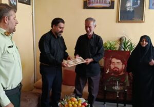 تأکید بر ترویج فرهنگ ایثار و شهادت در دیدار معاون سیاسی فرمانداری کرج با خانواده شهید «امیررضا عکسی»