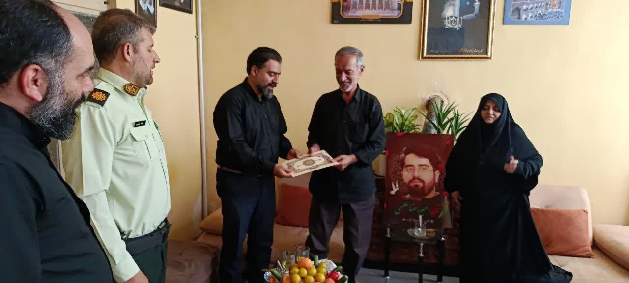 تأکید بر ترویج فرهنگ ایثار و شهادت در دیدار معاون سیاسی فرمانداری کرج با خانواده شهید «امیررضا عکسی»