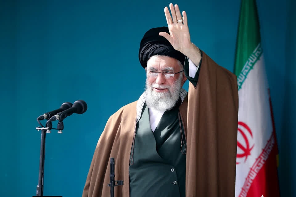 پیام رهبر معظم انقلاب اسلامی به مناسبت تشییع و تدفین آقای شهید ایران