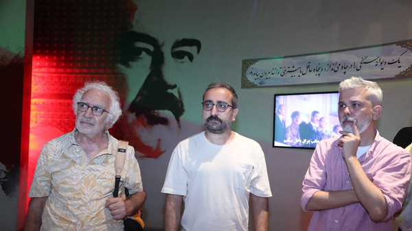 بازدید خبرنگاران بین‌المللی مراسم تشییع رهبر شهید از موزه دفاع مقدس