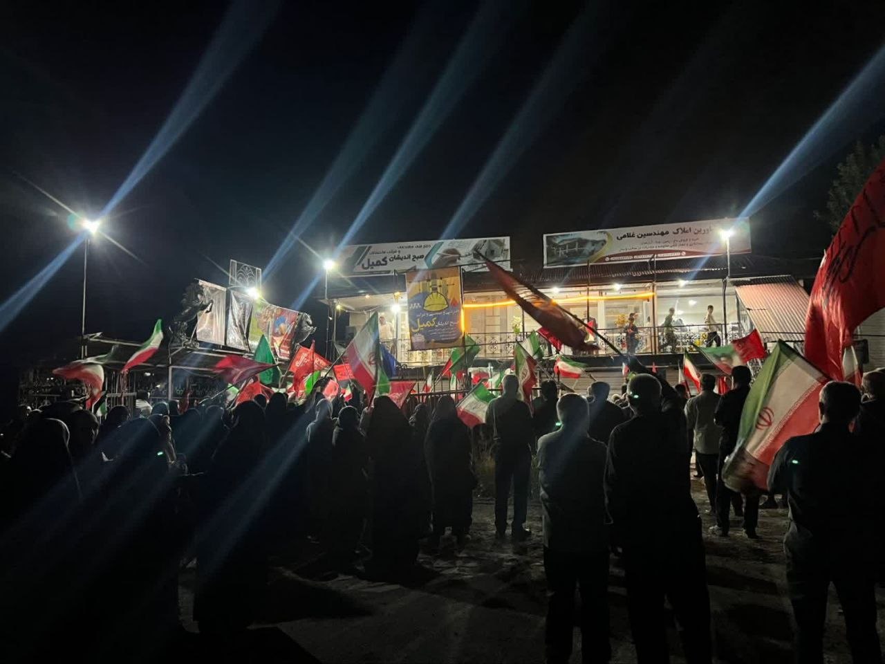 طنین فریاد «مرگ بر استکبار» در شب میلاد پیامبر (ص)