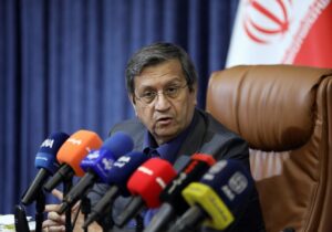 همتی: بانک مرکزی با استفاده از ابزارهای در اختیار خود، به‌موقع در بازار مداخله خواهد کرد