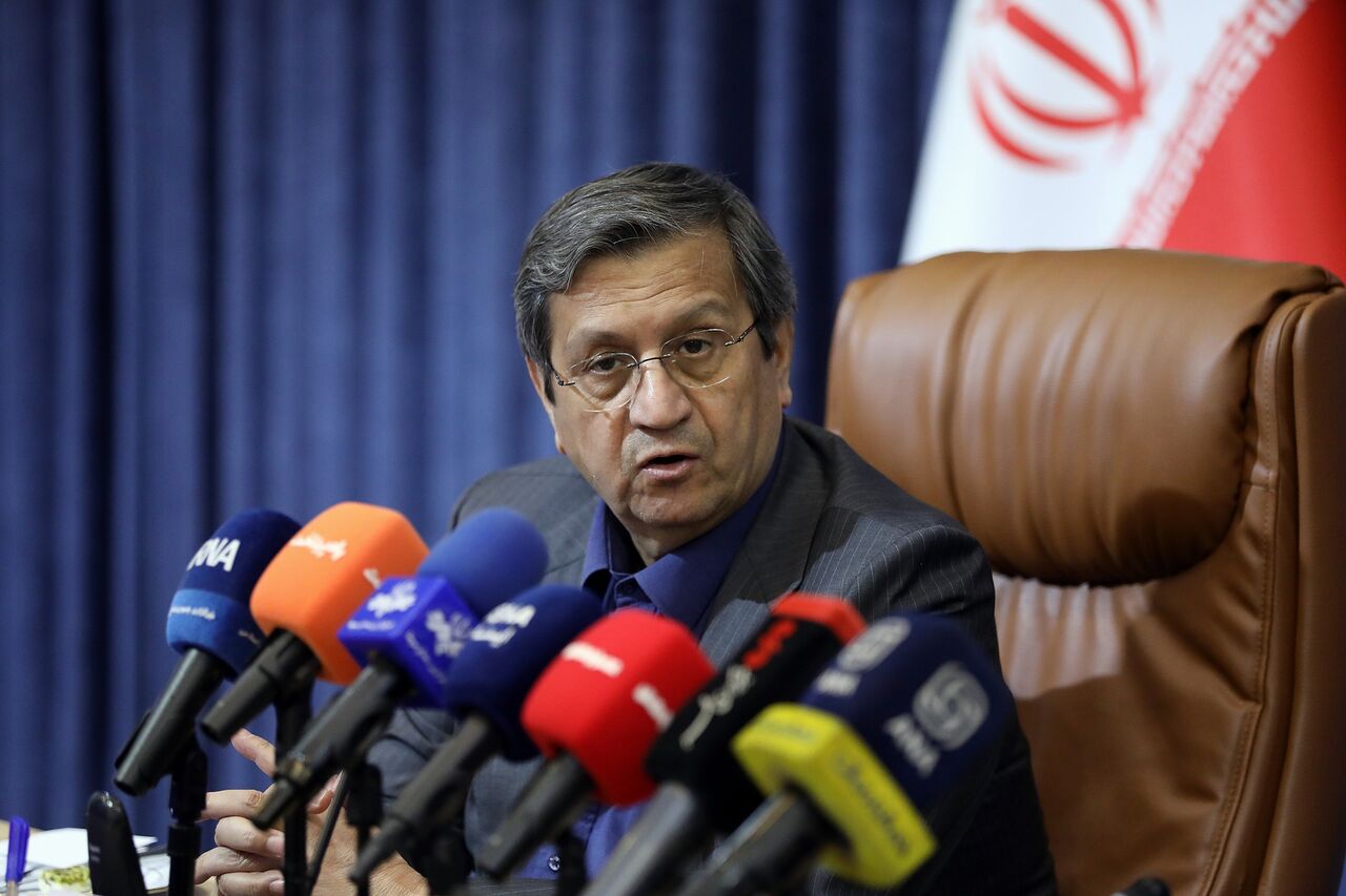 همتی: بانک مرکزی با استفاده از ابزارهای در اختیار خود، به‌موقع در بازار مداخله خواهد کرد