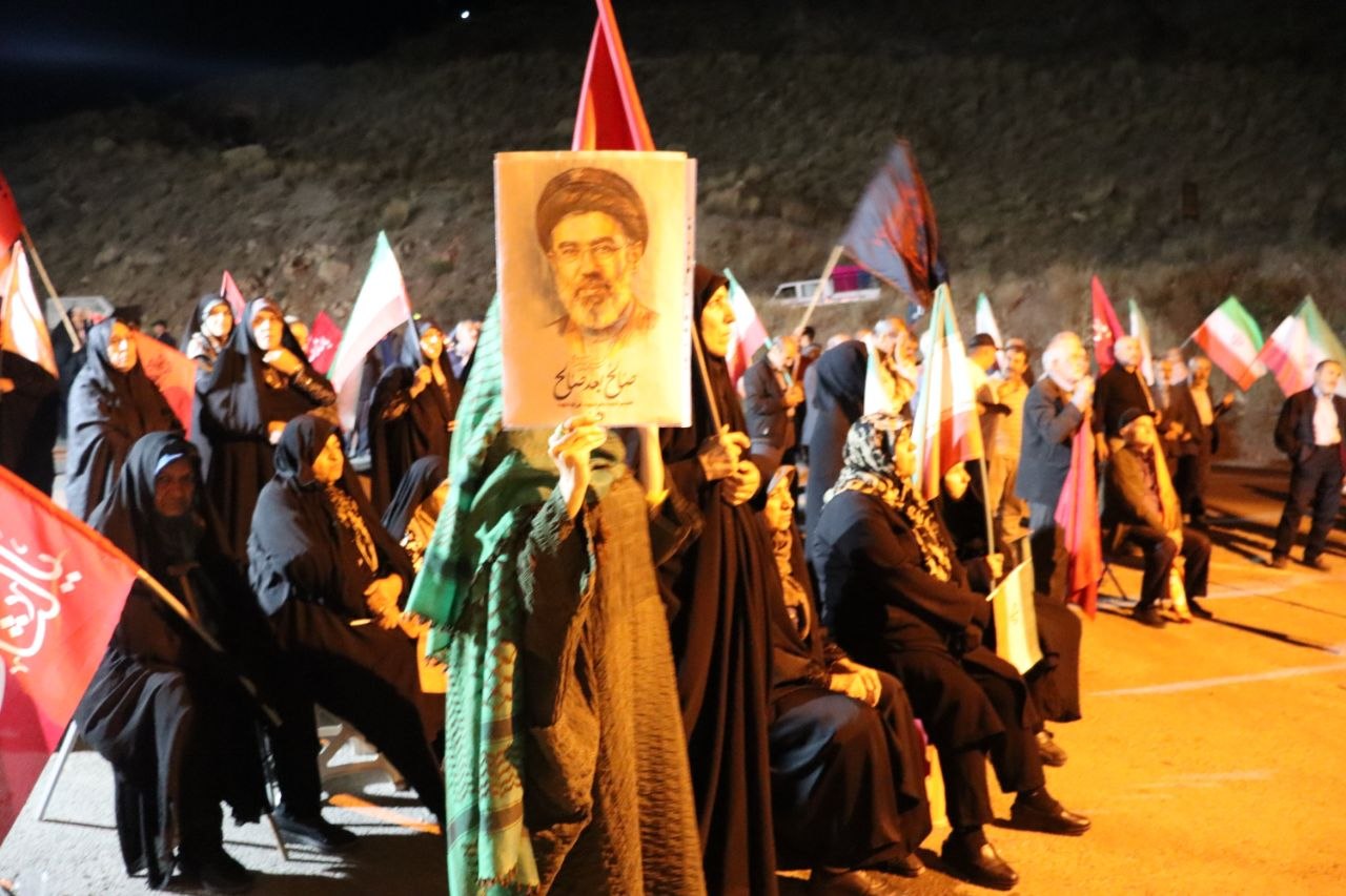 فریاد استکبارستیزی در «ملک‌فالیز» طنین‌انداز شد / رجزخوانی دختر نوجوان در محکومیت جنایات آمریکایی-صهیونیستی