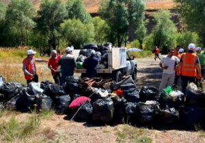 طرح جهادی پاکسازی حاشیه رودخانه روستای آزادبر با مشارکت اهالی و مسئولین محلی اجرا شد
