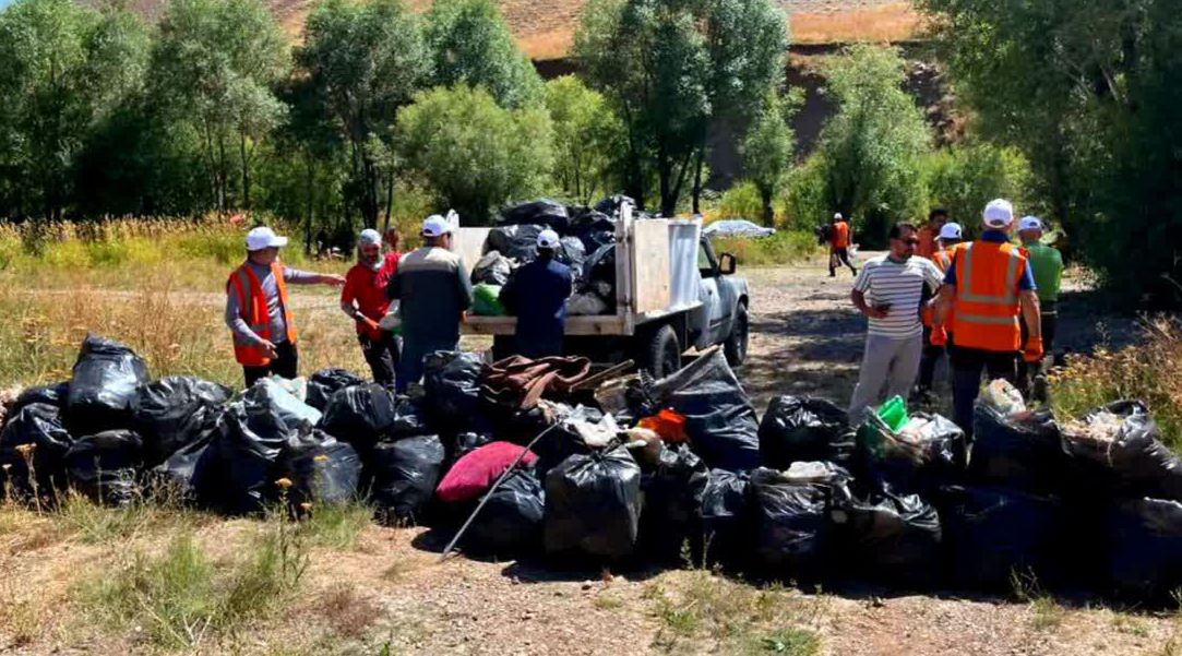 طرح جهادی پاکسازی حاشیه رودخانه روستای آزادبر با مشارکت اهالی و مسئولین محلی اجرا شد