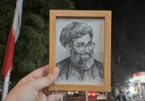معلمی که این شب‌ها عکس شهید می‌فروشد