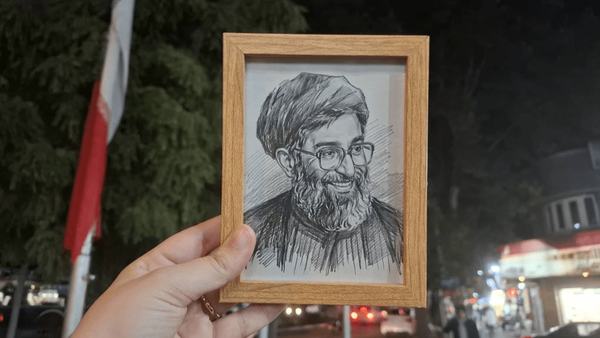 معلمی که این شب‌ها عکس شهید می‌فروشد