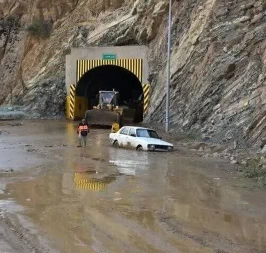 مهار سیلاب و رهاسازی ۱۰ خودروی گرفتار در بخش آسارا