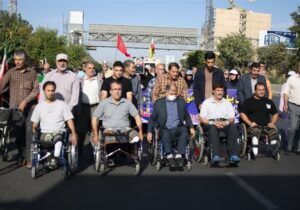 هم‌قدمان با شهیدان؛ پیاده‌روی خانوادگی روز کرج با رنگ‌وبوی ایثار و شهادت
