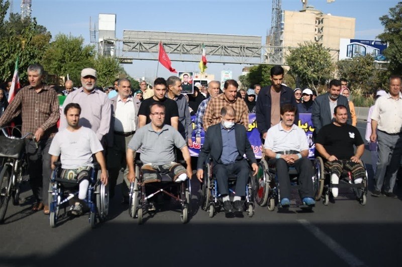 هم‌قدمان با شهیدان؛ پیاده‌روی خانوادگی روز کرج با رنگ‌وبوی ایثار و شهادت