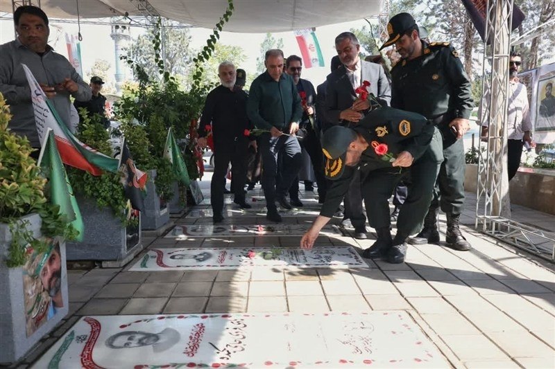 یک گل، یک نام، یک روایت؛ غبارروبی مزار شهدای امامزاده محمد(ع) کرج در هفته فراجا